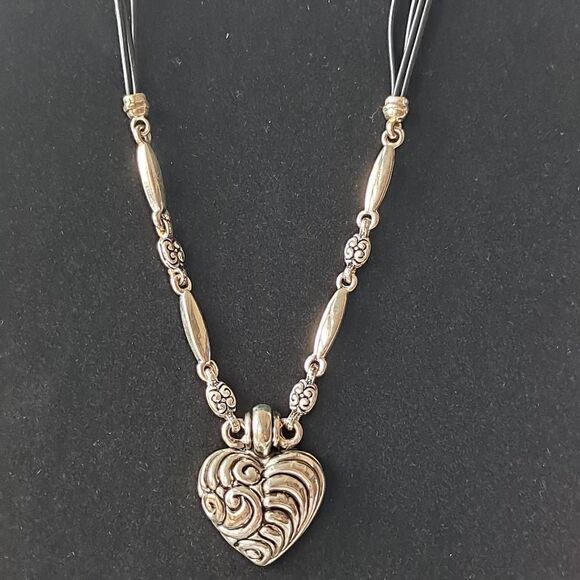 Ladies heart Necklace and earring set Nwt - Picture 3 of 9